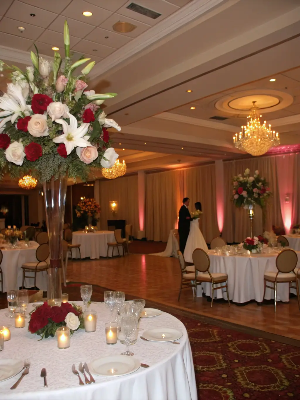 A modern, chic wedding reception with elegant floral arrangements and stylish decor, reflecting a contemporary and sophisticated ambiance.